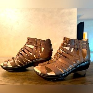 Size 6m leather taupe shoe. Jambu sport wedge